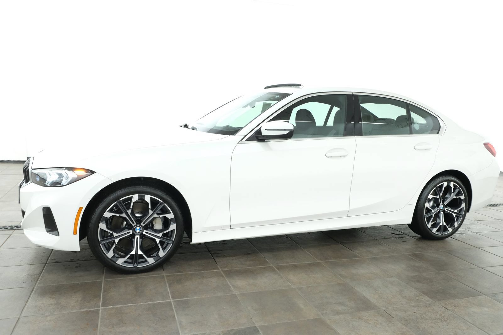 Used 2025 BMW 330i xDrive Sedan w/ Premium Package AWD/4WD image 2