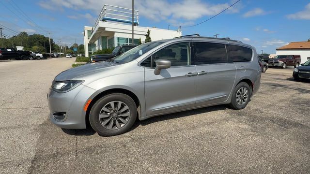 Used 2020 Chrysler Pacifica Touring-L Plus FWD image 4