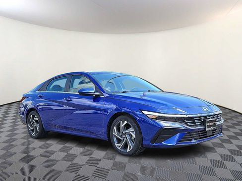 Used 2025 Hyundai Elantra SEL FWD image 3