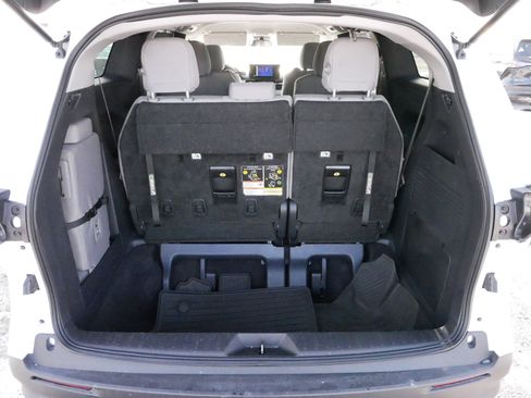 Used 2025 Toyota Sienna LE image 18