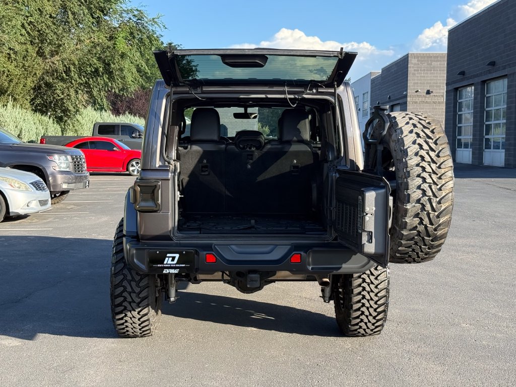 Used 2018 Jeep Wrangler Unlimited Sahara w/ Uconnect 4C Nav & Sound Group AWD/4WD image 12