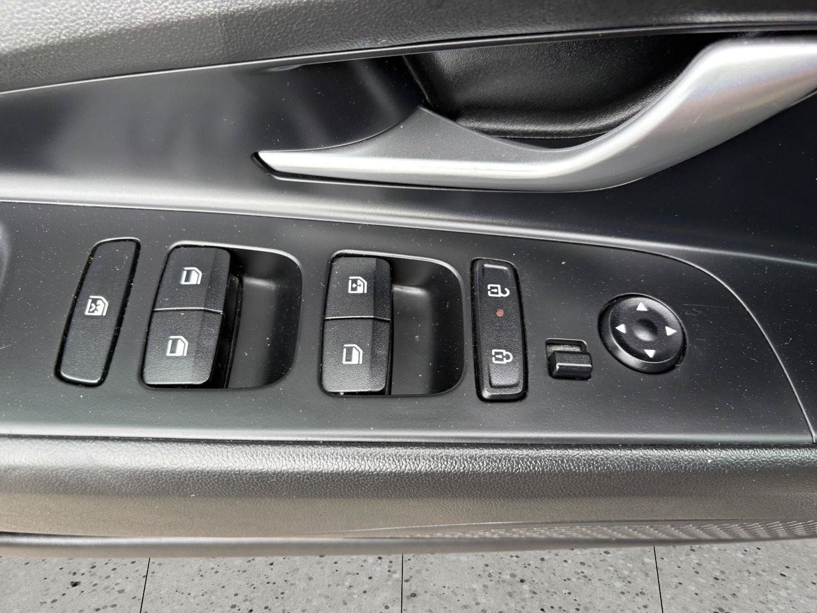Used 2024 Hyundai Elantra SEL FWD image 23