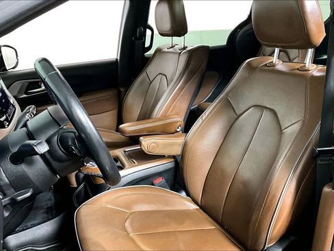 Used 2020 Chrysler Pacifica Limited w/ Tire & Wheel Group image 25