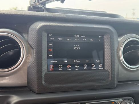 Used 2020 Jeep Gladiator Overland w/ Trailer Tow Package AWD/4WD image 22