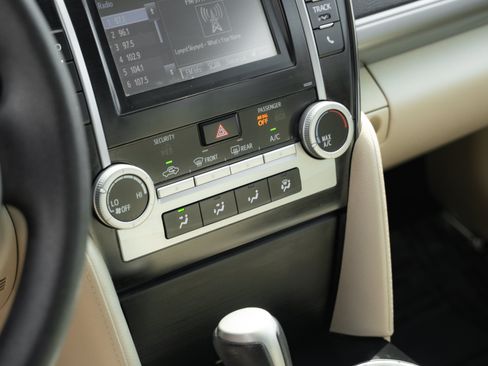 Used 2014 Toyota Camry LE FWD image 11