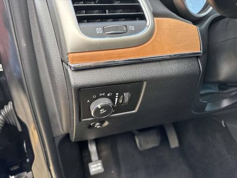 Used 2012 Jeep Grand Cherokee Overland w/ Trailer Tow Group RWD image 21