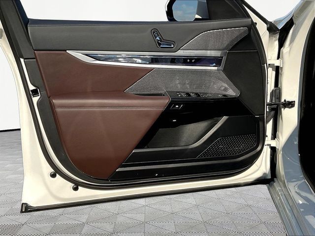 Used 2023 BMW 740i w/ Parking Assistance Package RWD image 21
