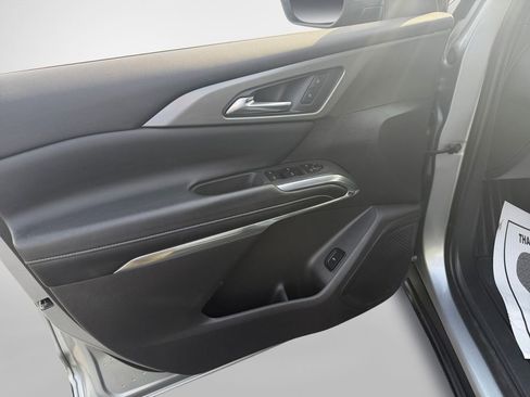 Used 2025 Chevrolet Traverse LT image 14