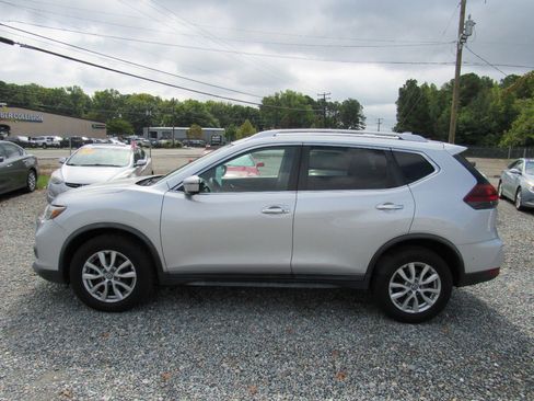 Used 2018 Nissan Rogue SV w/ Premium Package image 2