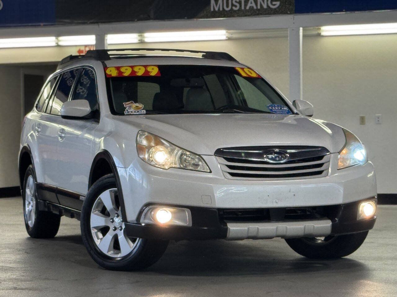 Used 2010 Subaru Outback 2.5i Limited AWD/4WD image 1