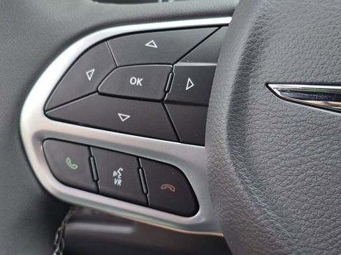 Used 2025 Chrysler Voyager LX image 14