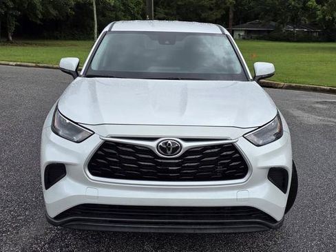 Used 2023 Toyota Highlander L FWD image 2