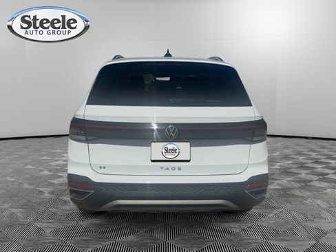 Used 2025 Volkswagen Taos SE FWD image 4