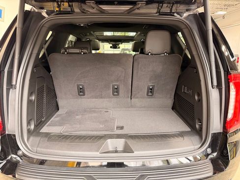Used 2024 GMC Yukon SLT w/ SLT Premium Package AWD/4WD image 8