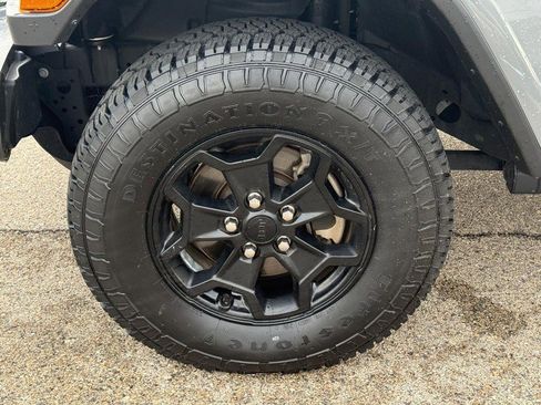 Used 2021 Jeep Gladiator Sport image 9