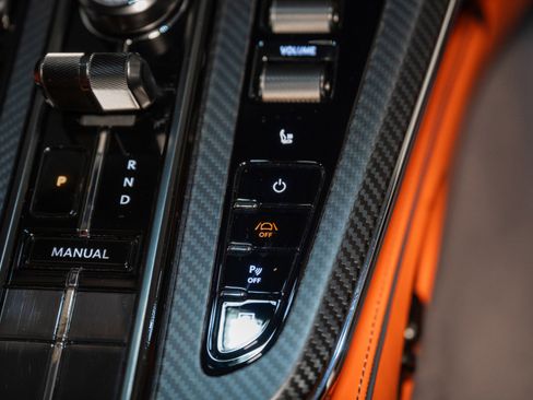 Used 2025 Aston Martin V8 Vantage Coupe image 31