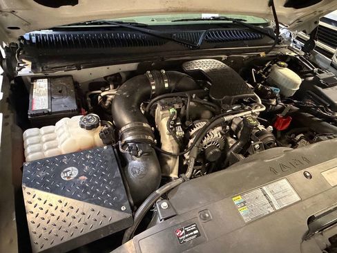Used 2006 Chevrolet Silverado 2500 LT w/ Heavy-Duty Power Package AWD/4WD image 4