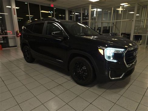Used 2024 GMC Terrain SLE w/ Driver Convenience Package image 2