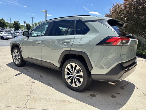 Used 2022 Toyota RAV4 XLE Premium AWD/4WD image 7