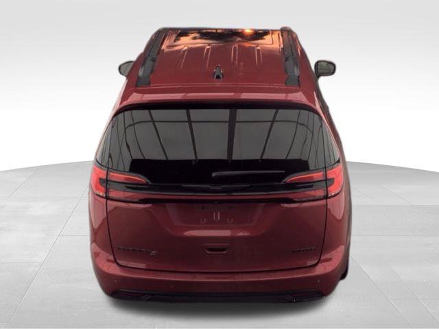 Used 2025 Chrysler Pacifica Limited FWD image 7