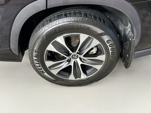 Used 2021 Toyota Highlander XLE AWD/4WD image 11