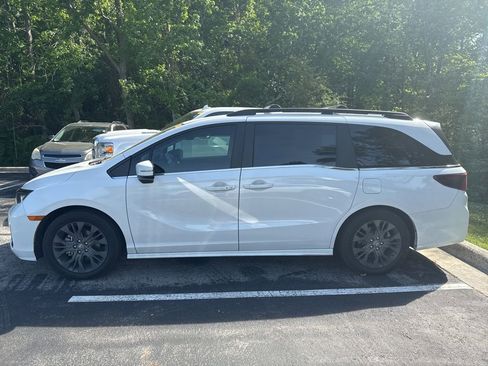 Used 2025 Honda Odyssey Touring image 2