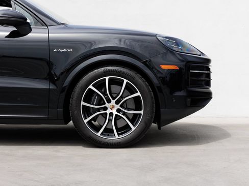 Certified 2025 Porsche Cayenne E-Hybrid AWD/4WD image 11
