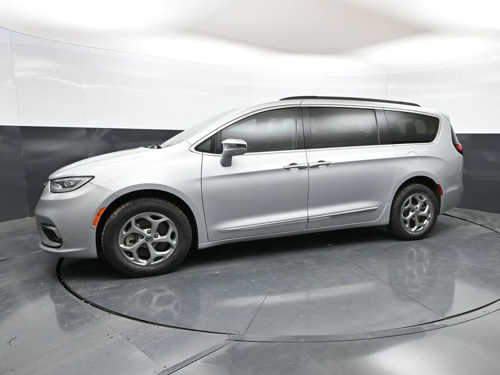 Used 2022 Chrysler Pacifica Limited AWD/4WD image 35