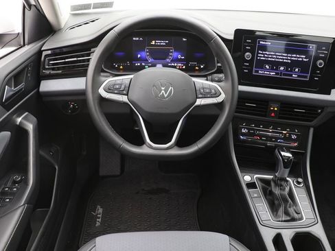 Used 2025 Volkswagen Jetta SE FWD image 12