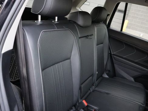 Used 2022 Volkswagen Tiguan SE image 16
