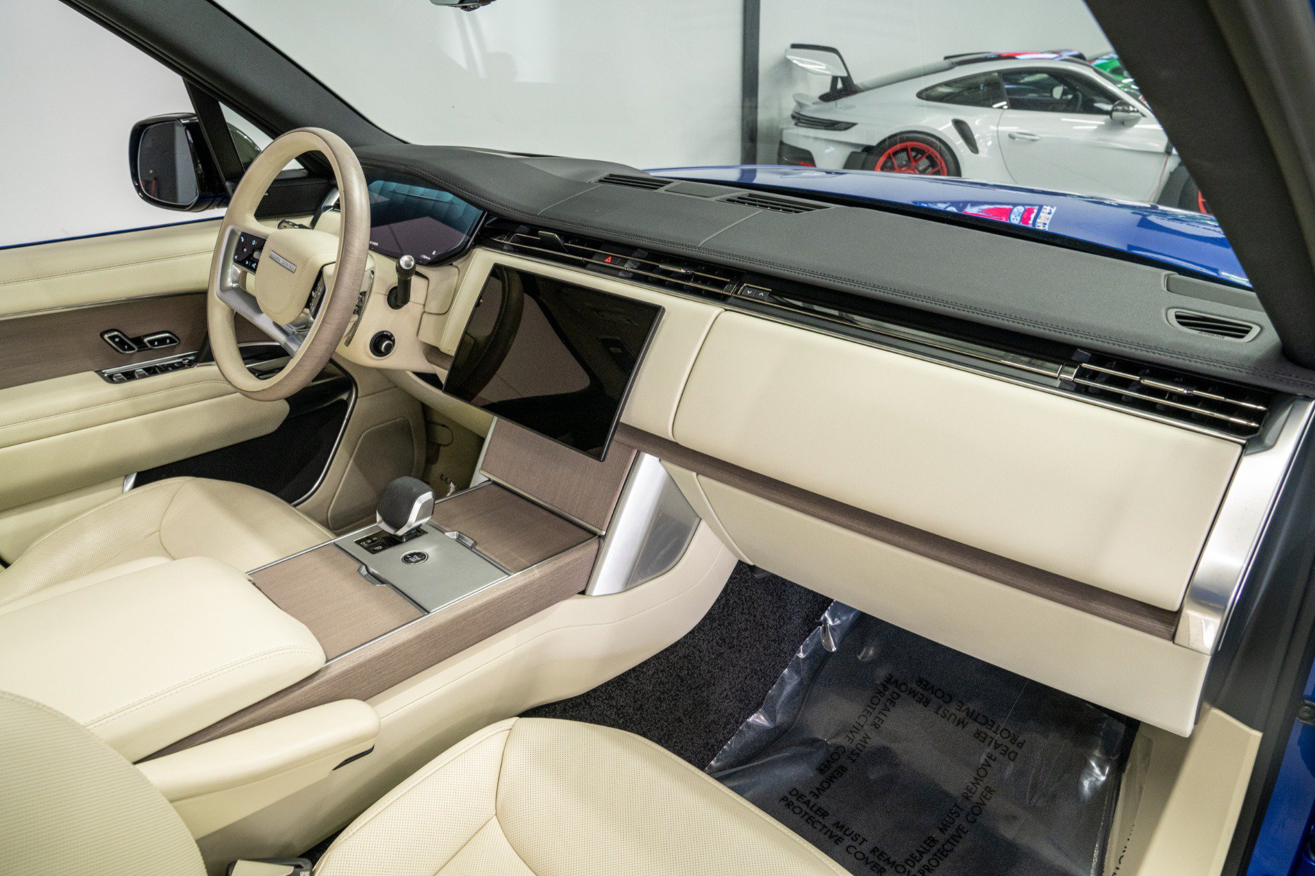 Used 2025 Land Rover Range Rover SE AWD/4WD image 13