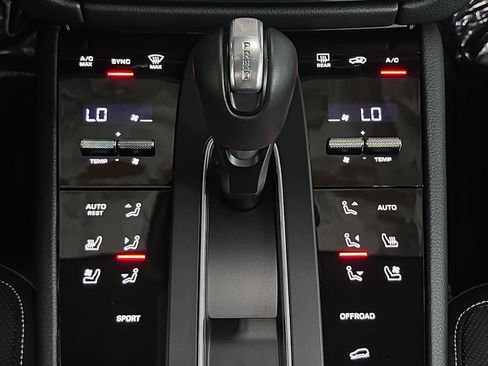 Certified 2025 Porsche Macan AWD/4WD image 19