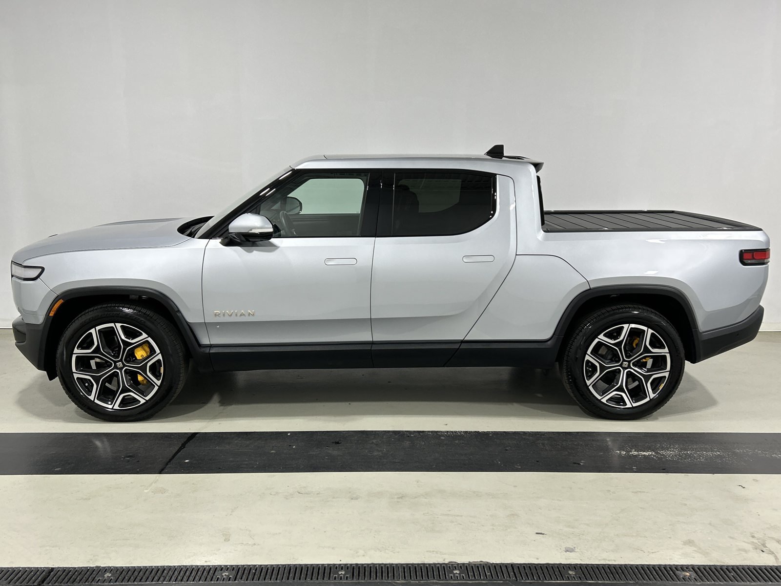 Used 2022 Rivian R1T Adventure AWD/4WD image 2