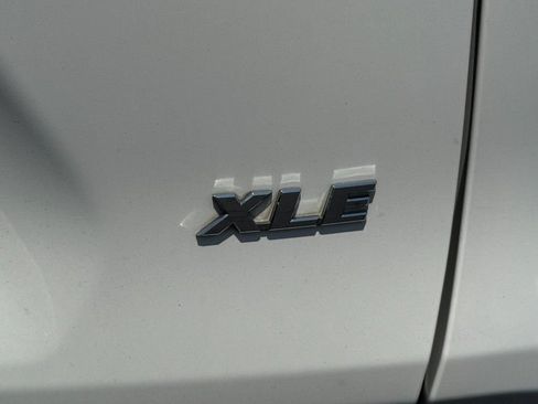 Used 2019 Toyota RAV4 XLE Premium FWD image 6