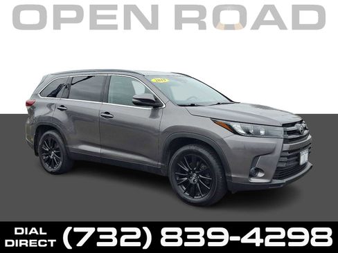 Used 2019 Toyota Highlander SE image 1