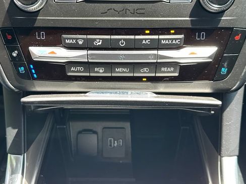 Used 2020 Ford Explorer Platinum w/ Premium Technology Package AWD/4WD image 34