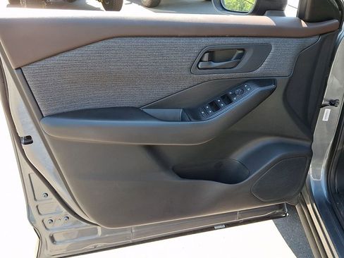 Used 2023 Nissan Rogue S FWD image 12