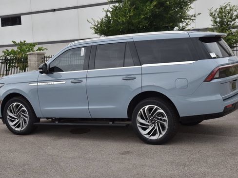 New 2026 Lincoln Navigator Reserve AWD/4WD image 10