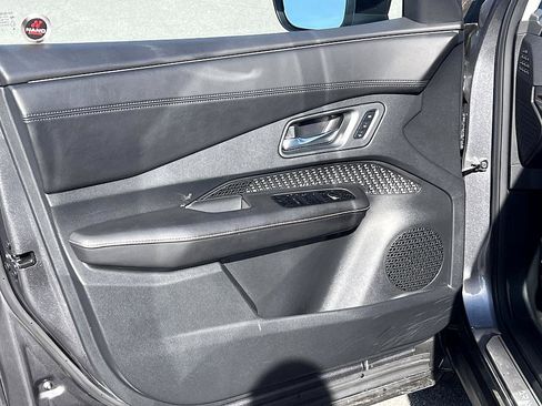 Certified 2023 Nissan Ariya FWD image 18