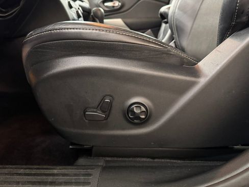 Used 2018 Jeep Cherokee Latitude Plus w/ Comfort/Convenience Group FWD image 15