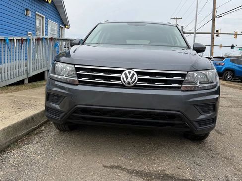 Used 2018 Volkswagen Tiguan SE w/ Panoramic Sunroof Package image 3