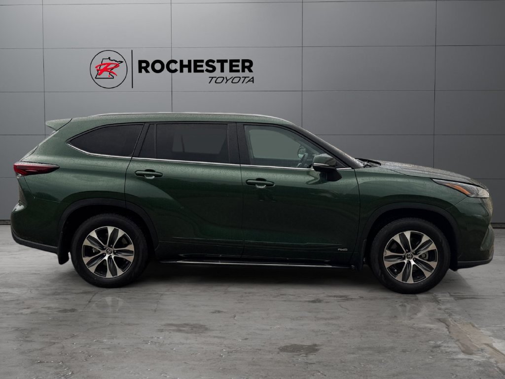 Used 2025 Toyota Highlander XLE AWD/4WD image 6