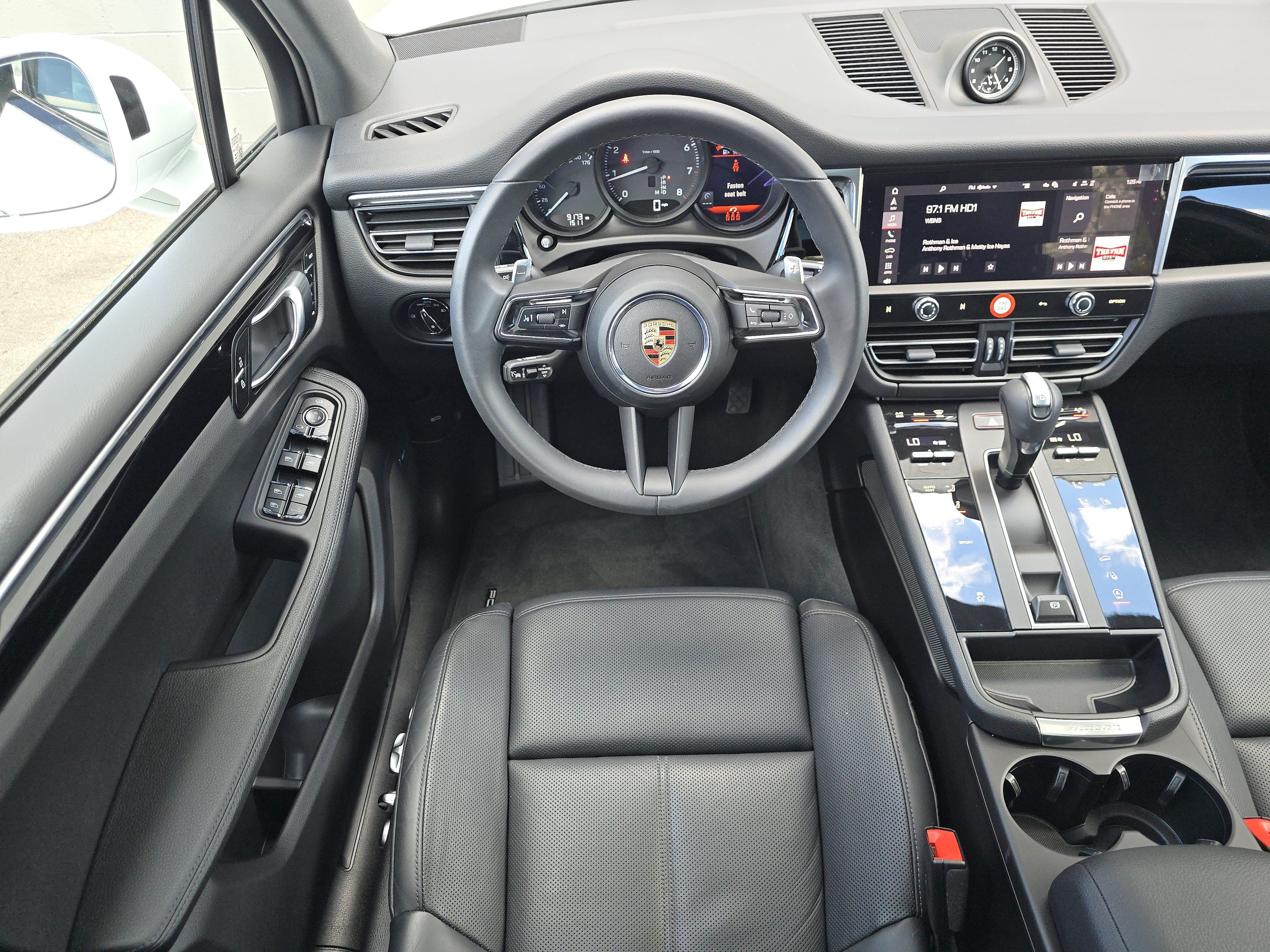 Used 2025 Porsche Macan AWD/4WD image 18