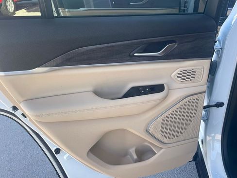 Used 2022 Jeep Grand Cherokee Limited image 16