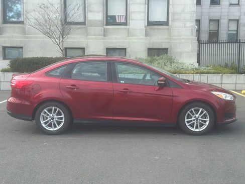 Used 2017 Ford Focus SE image 4