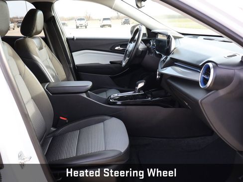 Used 2025 Chevrolet Trax LT w/ LT Convenience Package image 13