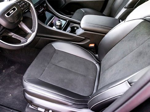 New 2025 Jeep Grand Cherokee L Altitude image 10