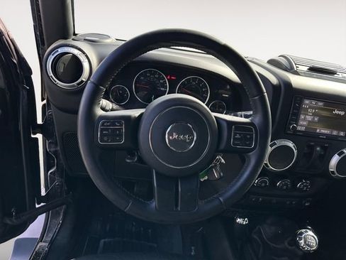 Used 2018 Jeep Wrangler Sahara w/ Connectivity Group AWD/4WD image 12