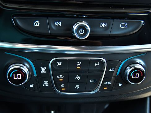 Used 2023 Chevrolet Traverse LT FWD image 28