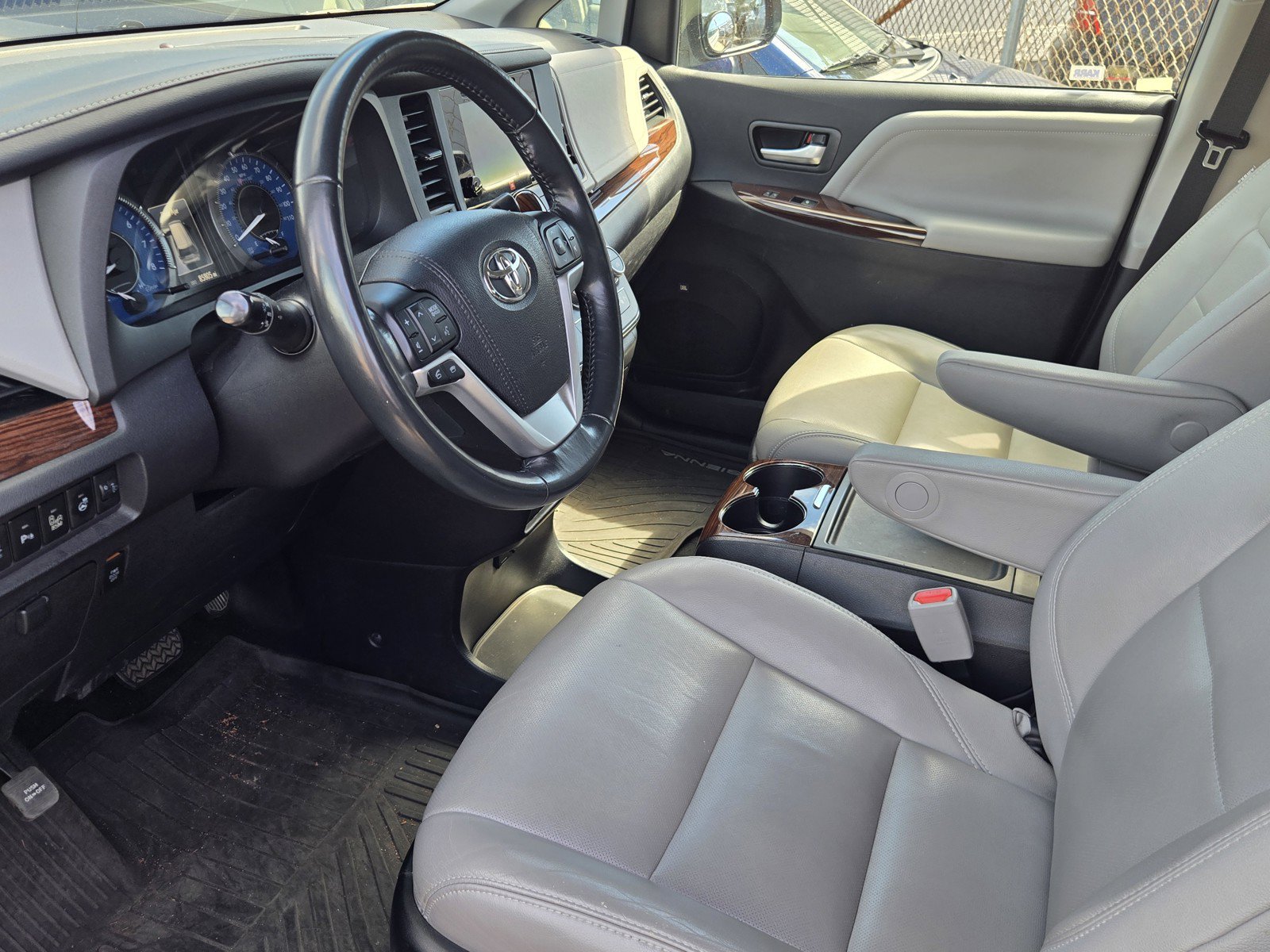 Used 2017 Toyota Sienna Limited Premium AWD/4WD image 4